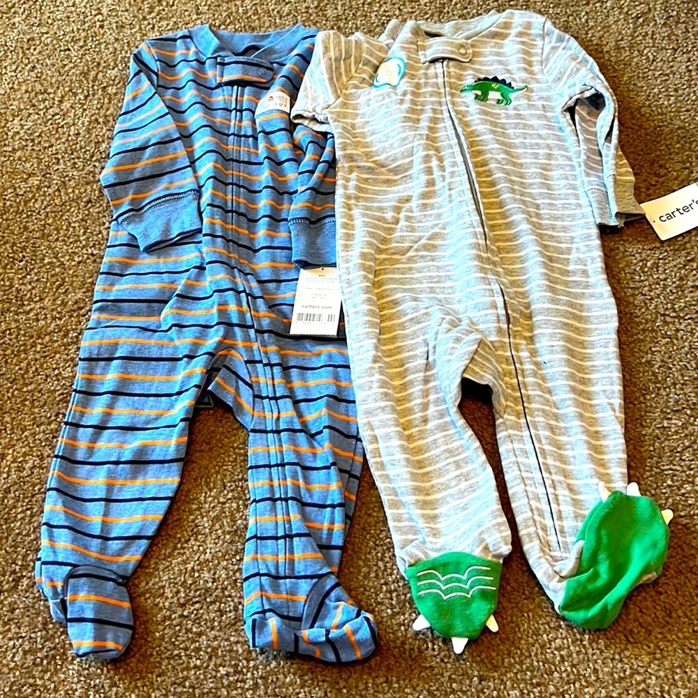 Carter’s Dinosaur Zip up footie pajamas.  6month.  BNWT.